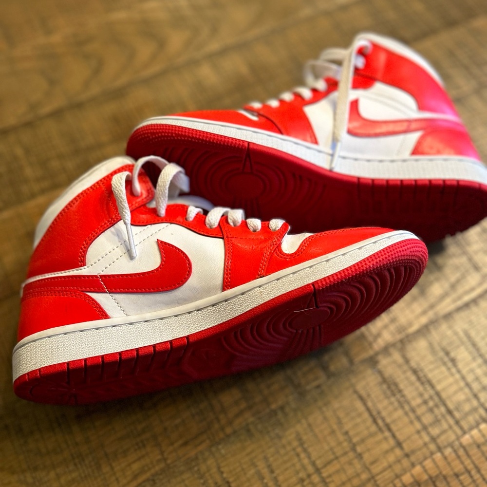Jordan 1 mid in habanero red & white